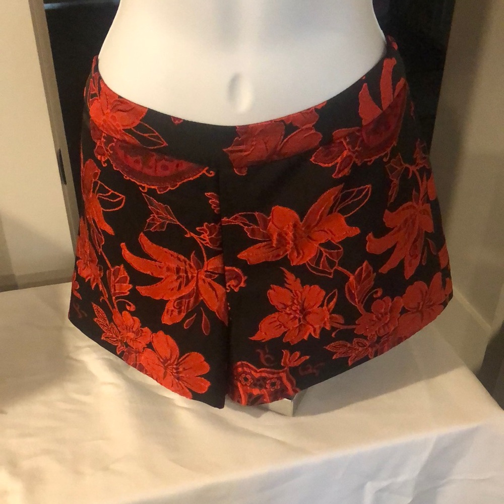 Alice + Olivia by Stacey Bendet, red & black floral jacquard shorts, NEW, size 6